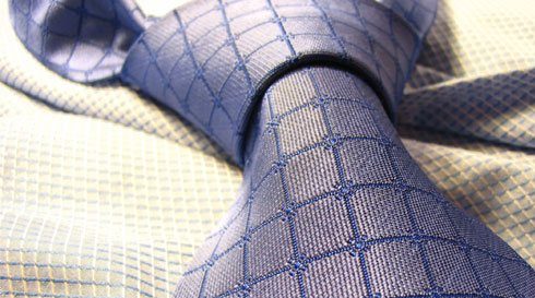 Blau gemusterte Krawatte mit Knoten